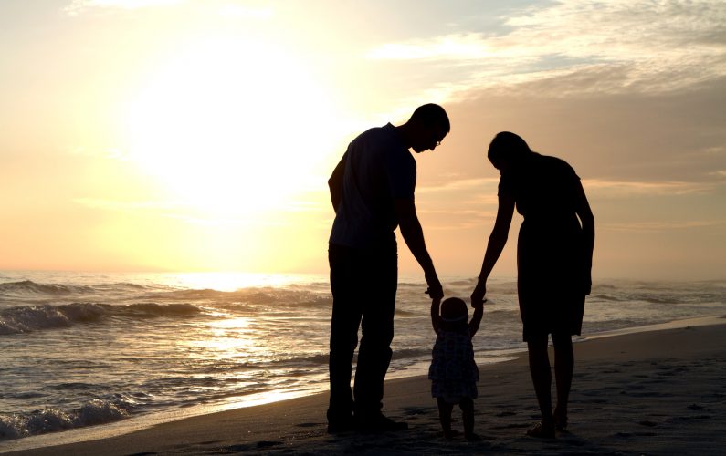 Familia con su primer hijo