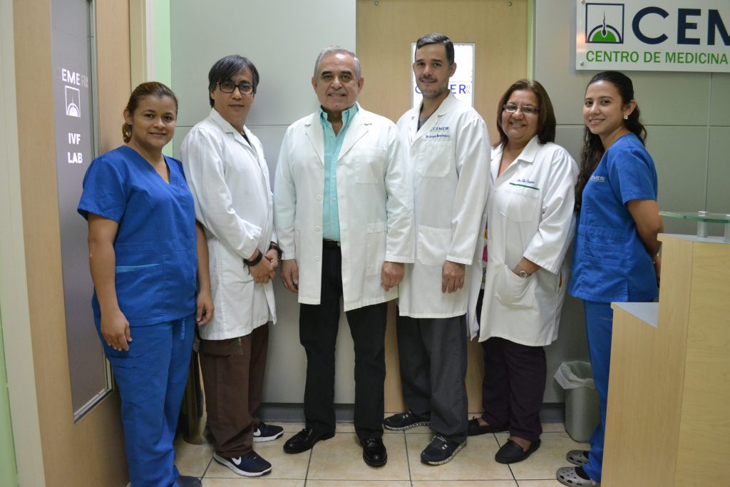 Equipo médico de CEMER frente al laboratorio de FIV